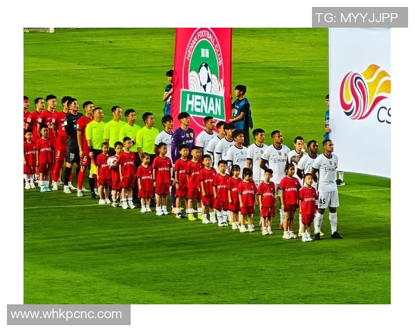 足球明星化身路人街头踢球引发热议展现真实足球魅力 足球明星化身路人街头踢球引发热议展现真实足球魅力