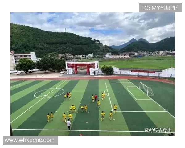 足球明星回馈故乡积极援助家乡发展助力青少年成长