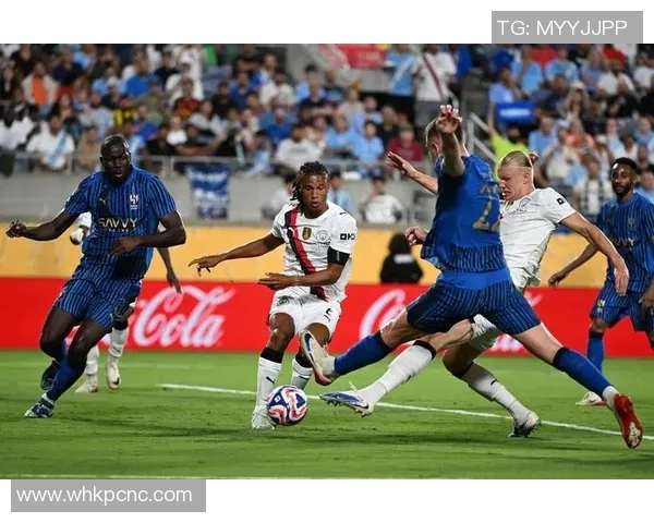 默契配合的足球明星如何在赛场上创造奇迹与辉煌成就